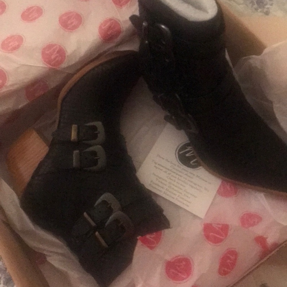 Boots - Picture 2 of 7